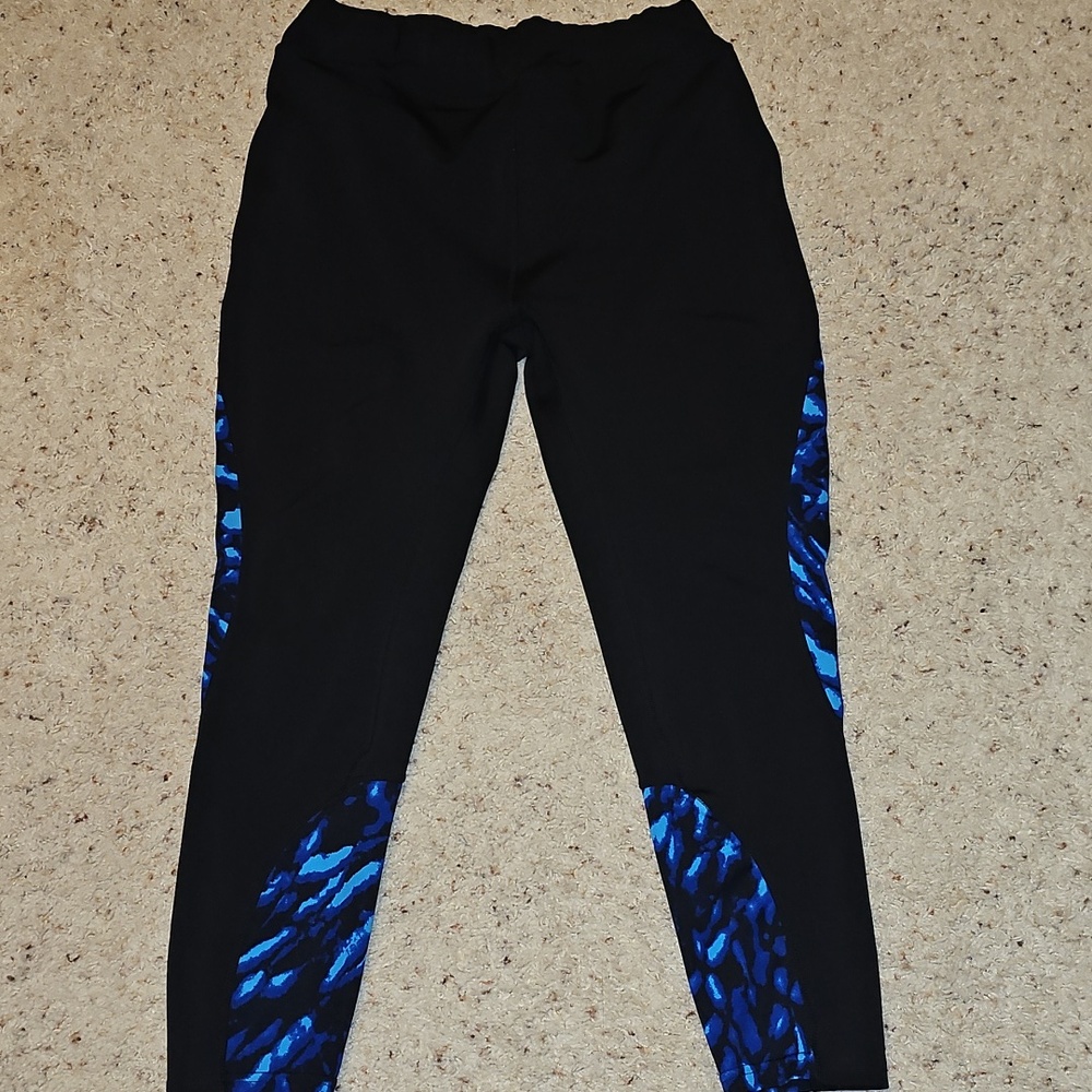🖤💙Pop Fit Black Leggings With Blue Designs - Picture 3 of 6